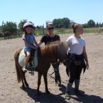 Dzieci ze świetlicy w Łojewie z wizytą w stadninie koni