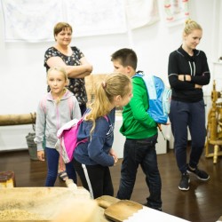 Gmina Inowrocław - Półkoloniści z inowrocławskiej Jagiellonki w Centrum Dziedzictwa Kujaw Zachodnich w Łojewie