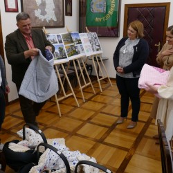 Gmina Inowrocław - Marcelina, Malwina i Borys z wizytą u Wójta