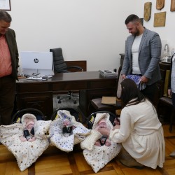 Gmina Inowrocław - Marcelina, Malwina i Borys z wizytą u Wójta