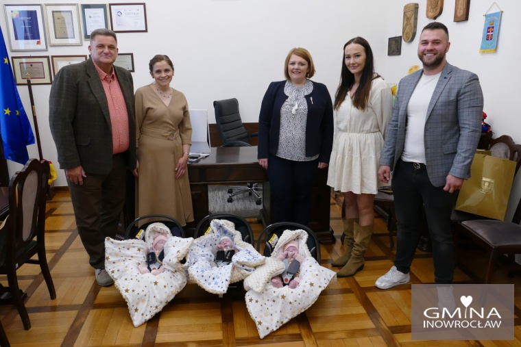 Gmina Inowrocław - Marcelina, Malwina i Borys z wizytą u Wójta