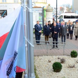 Gmina Inowrocław - Flagi przed Urzędem Gminy