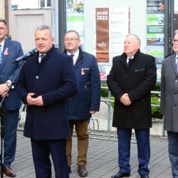 Gmina Inowrocław - Flagi przed Urzędem Gminy