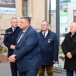 Gmina Inowrocław - Flagi przed Urzędem Gminy