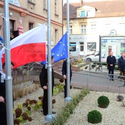 Gmina Inowrocław - Flagi przed Urzędem Gminy