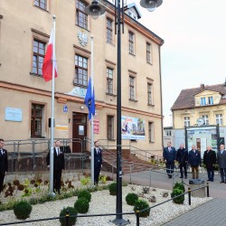 Gmina Inowrocław - Flagi przed Urzędem Gminy