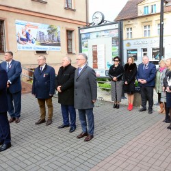 Gmina Inowrocław - Flagi przed Urzędem Gminy