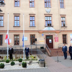 Gmina Inowrocław - Flagi przed Urzędem Gminy