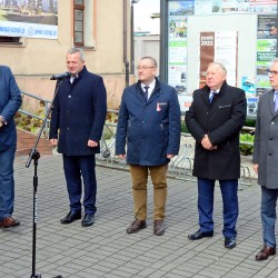 Gmina Inowrocław - Flagi przed Urzędem Gminy