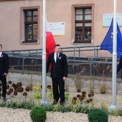 Gmina Inowrocław - Flagi przed Urzędem Gminy