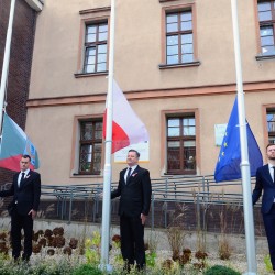 Gmina Inowrocław - Flagi przed Urzędem Gminy