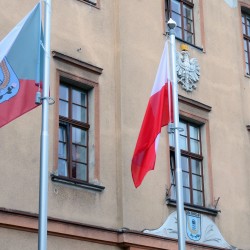 Gmina Inowrocław - Flagi przed Urzędem Gminy