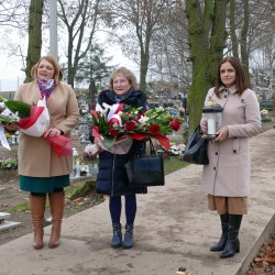 Gmina Inowrocław - Kwiaty na grobie Przybyszewskiego