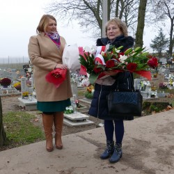 Gmina Inowrocław - Kwiaty na grobie Przybyszewskiego