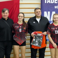 Gmina Inowrocław - Nowe stroje dla Siatkarek