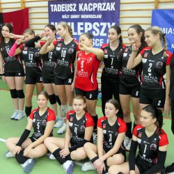 Gmina Inowrocław - Nowe stroje dla Siatkarek