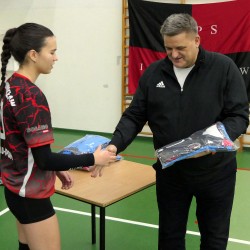 Gmina Inowrocław - Nowe stroje dla Siatkarek
