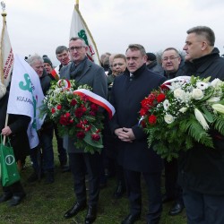 Gmina Inowrocław - Kwiaty i znicze w miejscu śmierci Patrioty