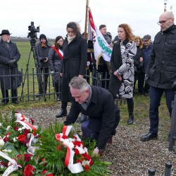 Gmina Inowrocław - Kwiaty i znicze w miejscu śmierci Patrioty