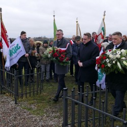 Gmina Inowrocław - Kwiaty i znicze w miejscu śmierci Patrioty