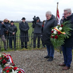 Gmina Inowrocław - Kwiaty i znicze w miejscu śmierci Patrioty