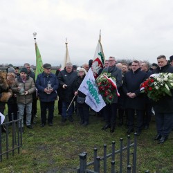 Gmina Inowrocław - Kwiaty i znicze w miejscu śmierci Patrioty