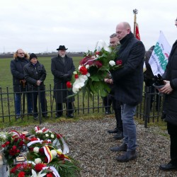 Gmina Inowrocław - Kwiaty i znicze w miejscu śmierci Patrioty