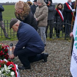 Gmina Inowrocław - Kwiaty i znicze w miejscu śmierci Patrioty