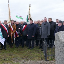 Gmina Inowrocław - Kwiaty i znicze w miejscu śmierci Patrioty