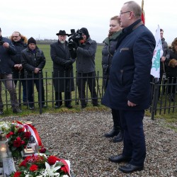 Gmina Inowrocław - Kwiaty i znicze w miejscu śmierci Patrioty