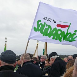 Gmina Inowrocław - Kwiaty i znicze w miejscu śmierci Patrioty