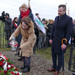 Gmina Inowrocław - Kwiaty i znicze w miejscu śmierci Patrioty