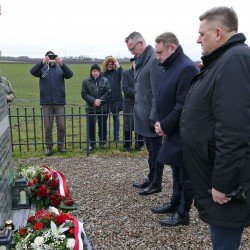 Gmina Inowrocław - Kwiaty i znicze w miejscu śmierci Patrioty