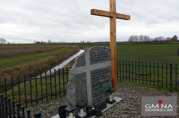 Gmina Inowrocław - Kwiaty i znicze w miejscu śmierci Patrioty