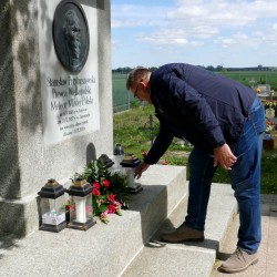 Gmina Inowrocław - Kwiaty i znicze na grobie Stacha