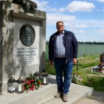 Kwiaty i znicze na grobie Stacha - Gmina Inowrocław