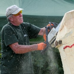 Gmina Inowrocław - Już od poniedziałku w Łojewie możemy zobaczyć rzeźbiarzy, którzy do piątku będą tworzyć swoje dzieła w drewnie.