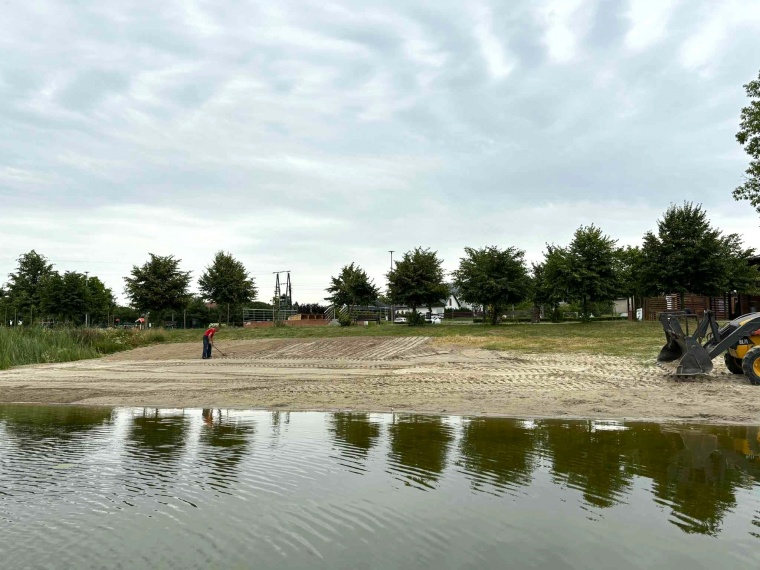 Gmina Inowrocław - Nowy piasek na plaży w Łojewie
