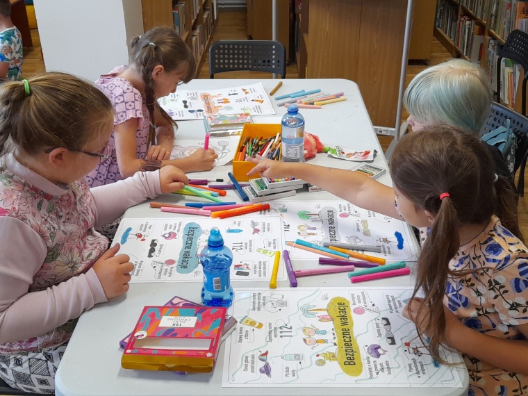 Gmina Inowrocław - Wakacyjne warsztaty w bibliotece – czas pełen twórczości