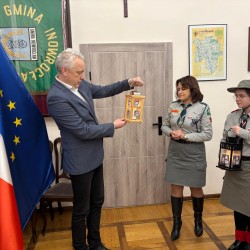 Gmina Inowrocław - Betlejemskie Światło Pokoju dotarło do Urzędu Gminy Inowrocław